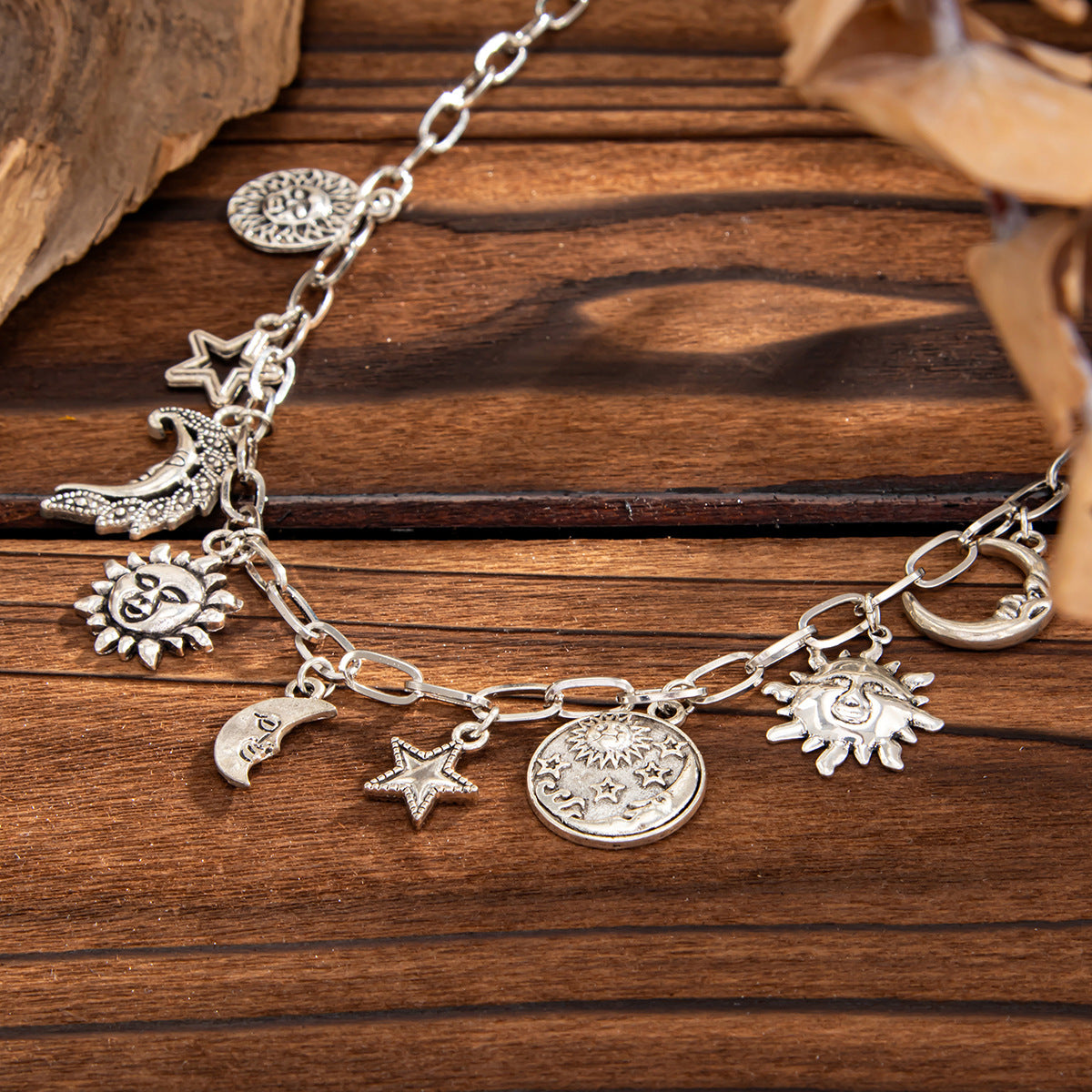 Collana Pendente Stella e Cuore Minimalista con Dettaglio Nappa, Catena in Lega, Finitura Galvanizzata da Donna