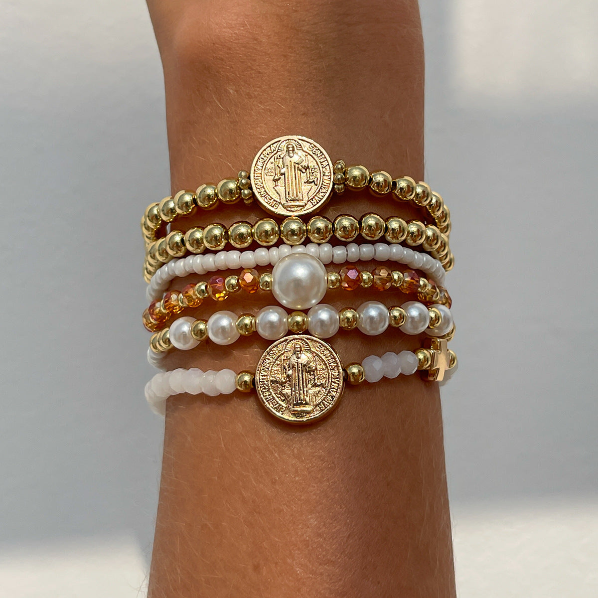 Bracciale in stile bohémien con perline colorate, ciondolo a croce in perla sintetica e nappine decorative