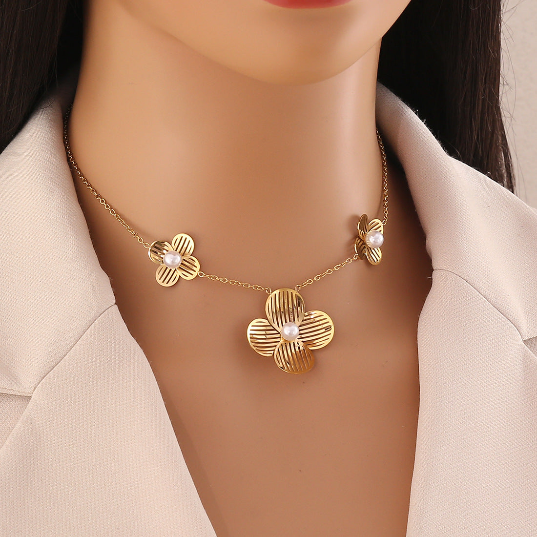 Fashionable Floral Stainless Steel Pendant Necklace with Plated Finish for Women O-Chain Collarbone Jewelry