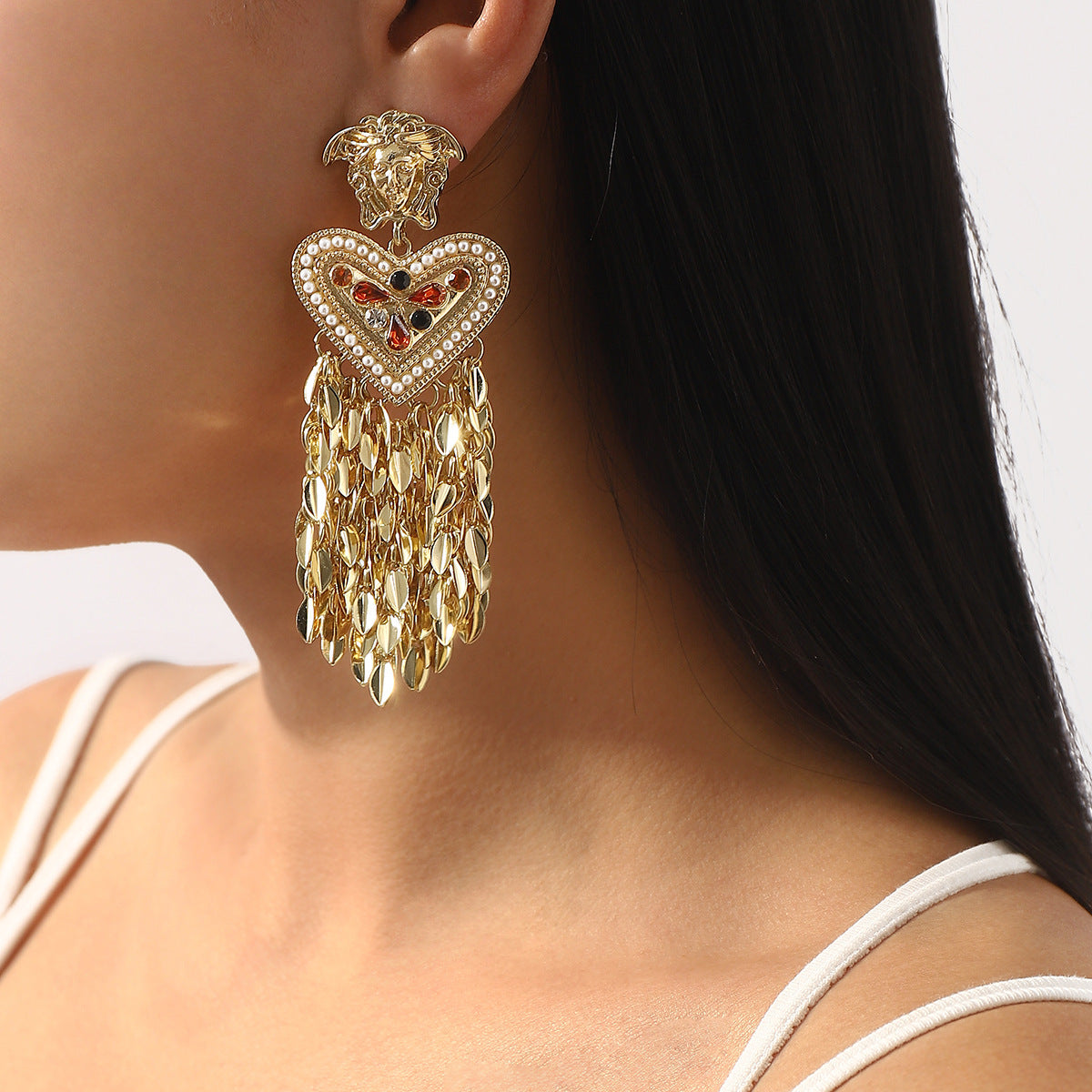 Pendientes colgantes vintage de Medusa con forma de corazón, borlas, acabado chapado en aleación e incrustaciones de pedrería y perlas simuladas
