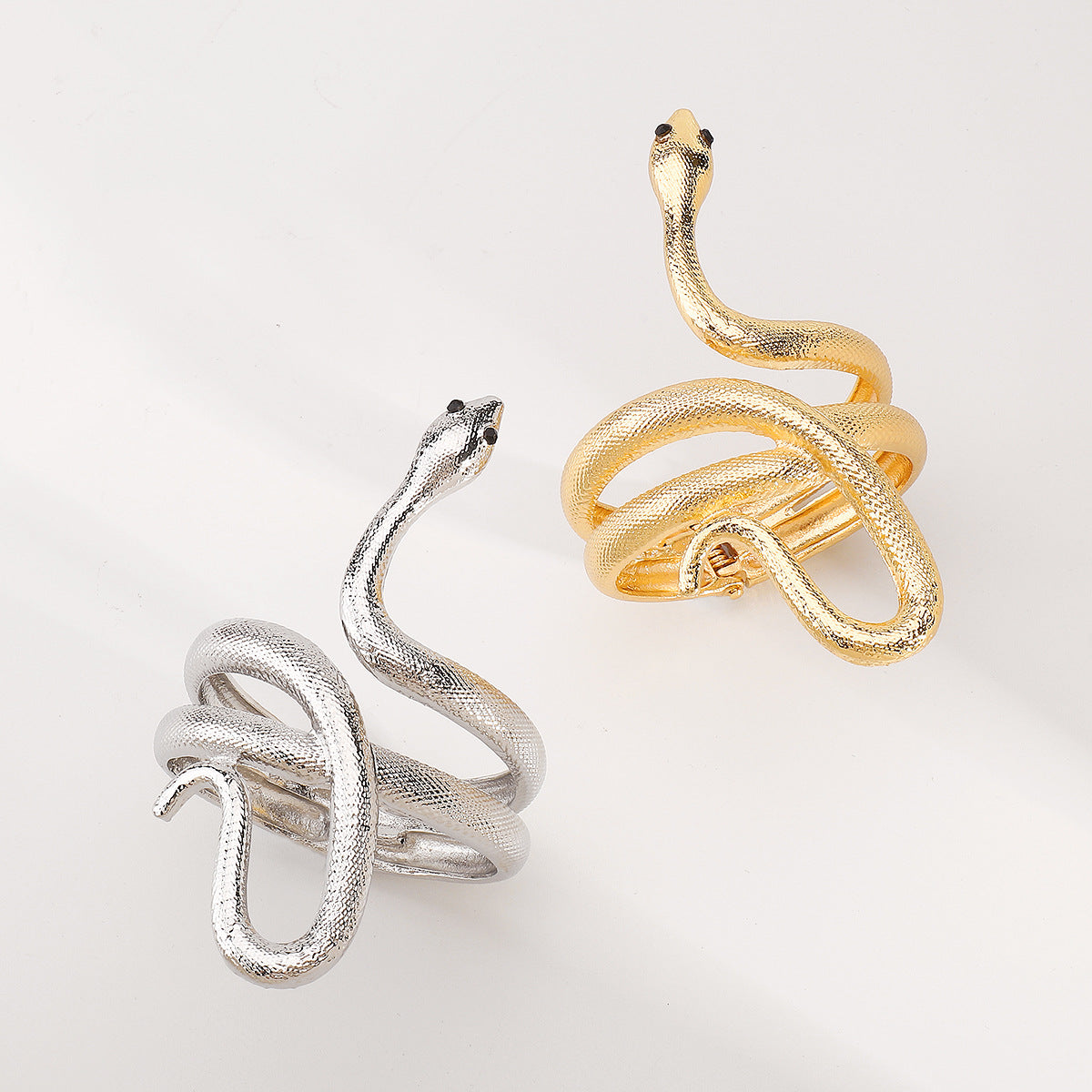 Pulsera de aleación con forma de serpiente minimalista para mujer con acabado chapado
