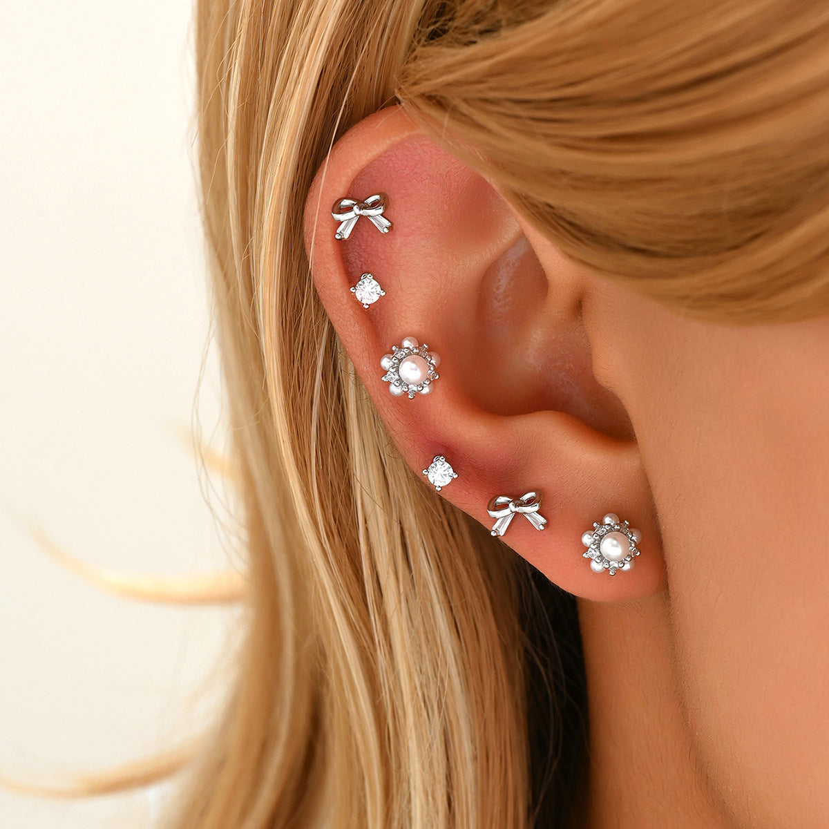 Pendientes de Cobre en Forma de Lazo Dulce y Minimalista con Incrustaciones de Zirconia y Postes de Acero Inoxidable para Mujer