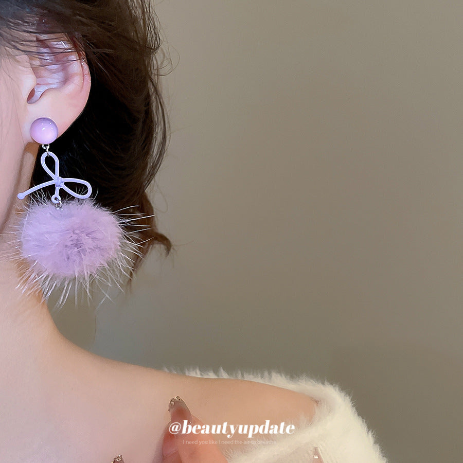 Eleganti orecchini a lobo da donna con fiocco e pon-pon, perni in acciaio placcato e texture vellutata e morbida