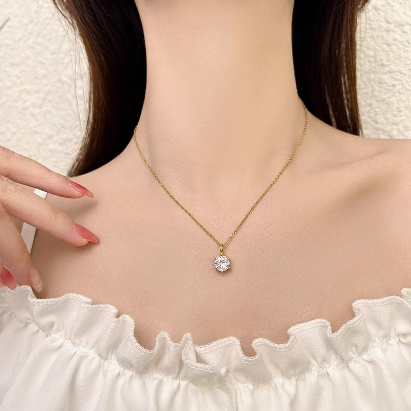 Collana con Pendente Minimalista in Acciaio al Titanio a Forma di Animale da Donna con Intarsio di Strass e Finitura Placcata