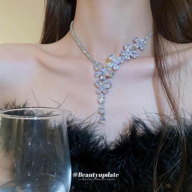 Elegante set collana con ciondolo a farfalla con intarsi in zirconi e orecchini abbinati da donna