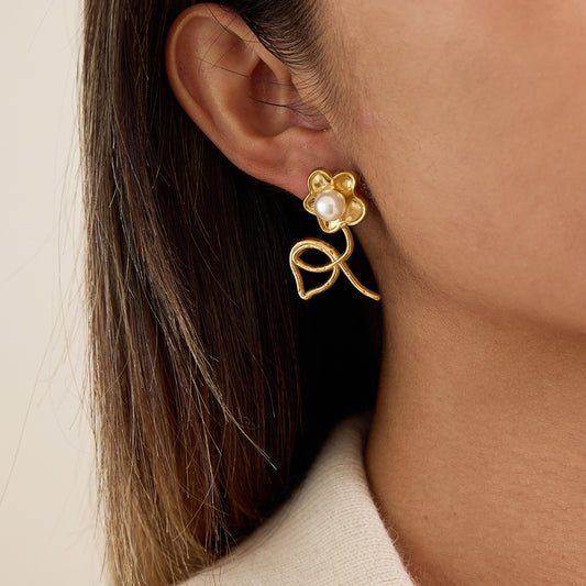 Pendientes de tuerca florales minimalistas de titanio con detalles de perlas para mujer, postes hipoalergénicos de acero inoxidable, acabado chapado al vacío en oro PVD