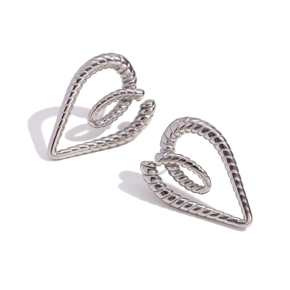 Pendientes de acero inoxidable en forma de corazón de inspiración vintage con baño de oro de 18 quilates y detalle trenzado texturizado para mujer