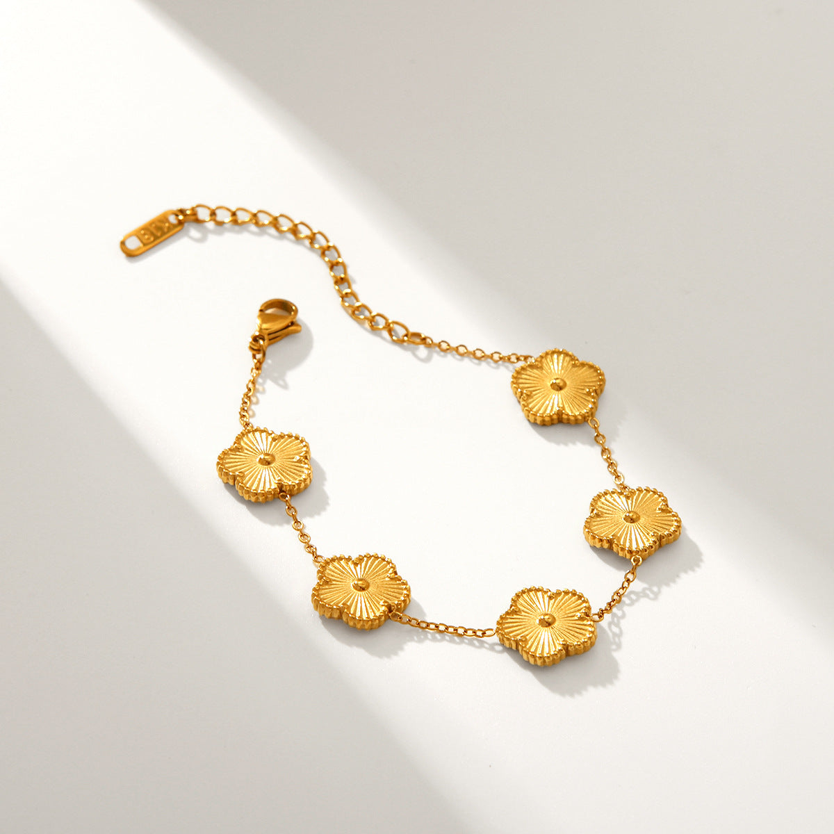 Bracciale Minimalista da Donna in Acciaio Inossidabile con Trifoglio, Placcatura Oro e Design Floreale Geometrico