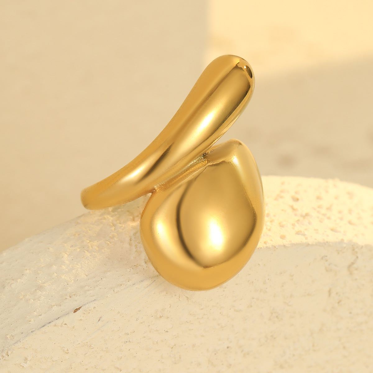 Anillo abierto ajustable de acero inoxidable con diseño geométrico minimalista y acabado pulido para mujer