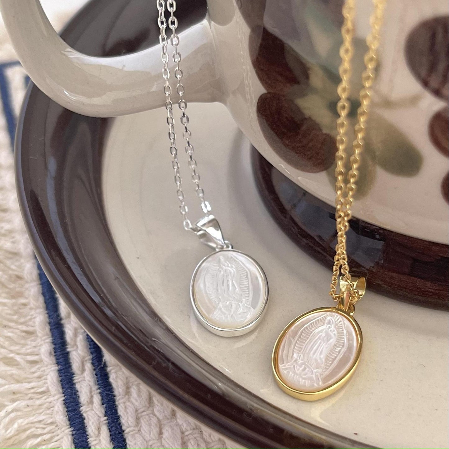 Collana con Ciondolo a Conchiglia ad Angelo Geometrica Minimalista in Argento Sterling 925 Placcato Oro con Catena a Cavo