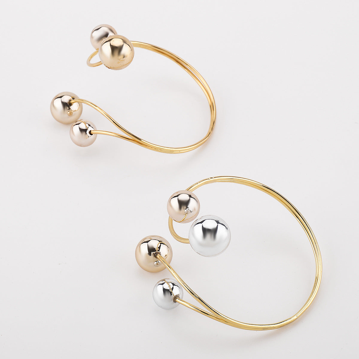Bracciale a cerchio aperto in ferro galvanizzato, a forma di nota musicale geometrica, stile vintage, con elementi di design circolari e lineari