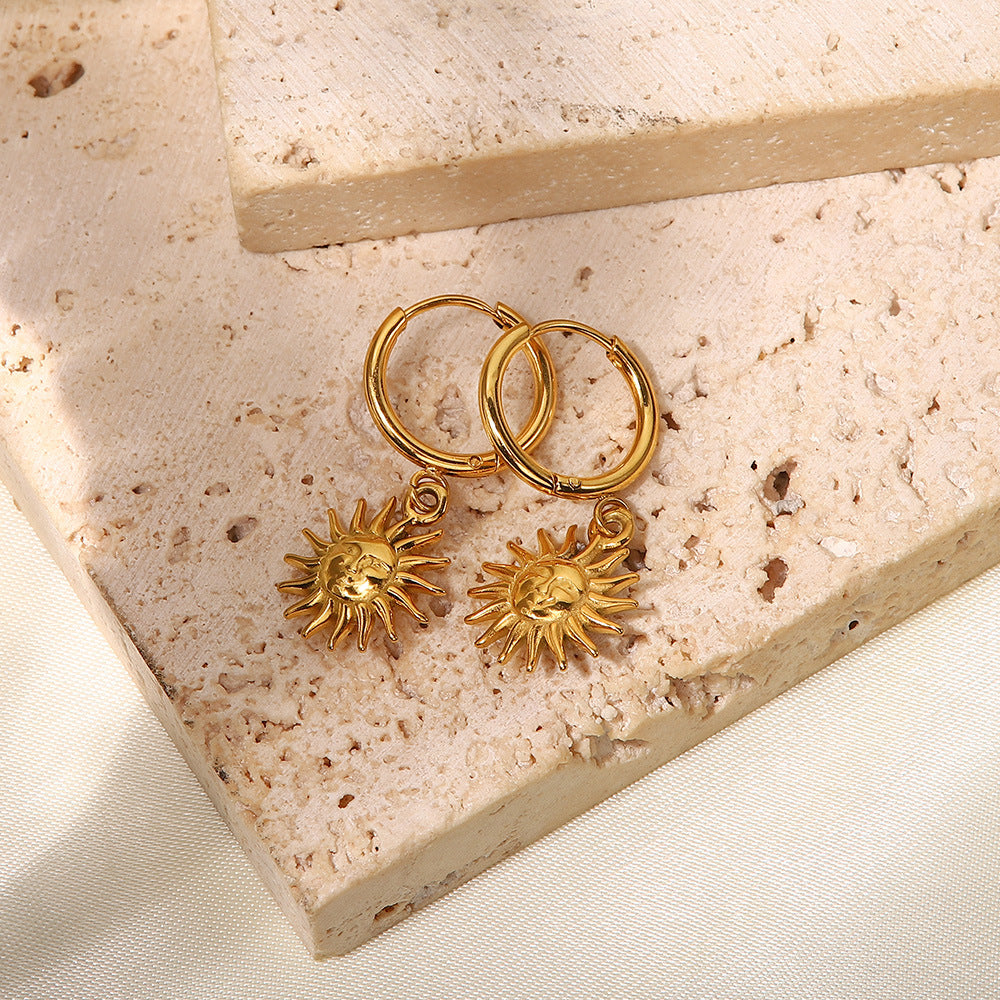 Orecchini da donna vintage in acciaio al titanio a forma di sole con placcatura in oro 18 carati e design geometrico