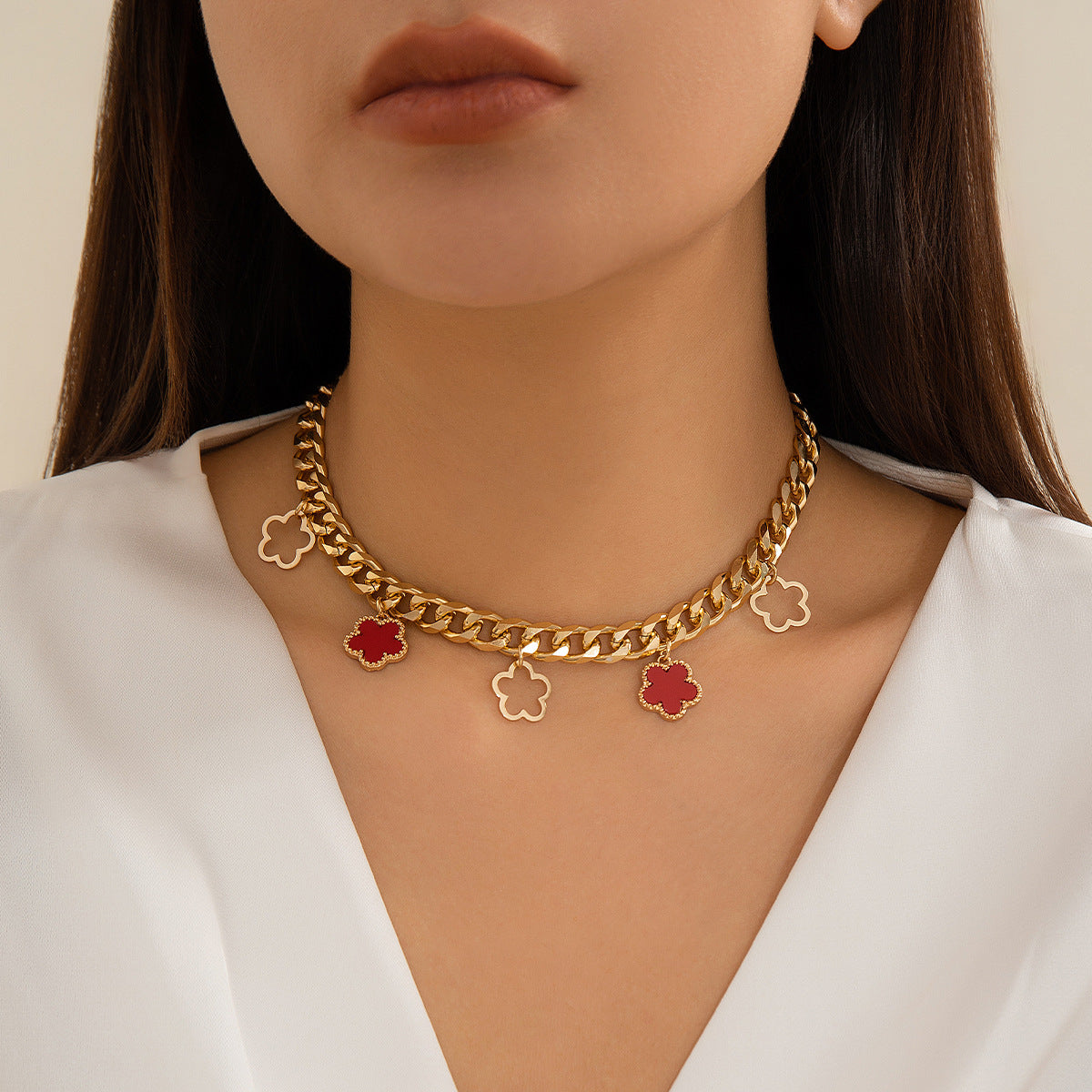Collana con Pendente Minimalista a Trifoglio con Nappe da Donna, Collana in Lega Metallica con Finitura Placcata, Design Floreale e Geometrico