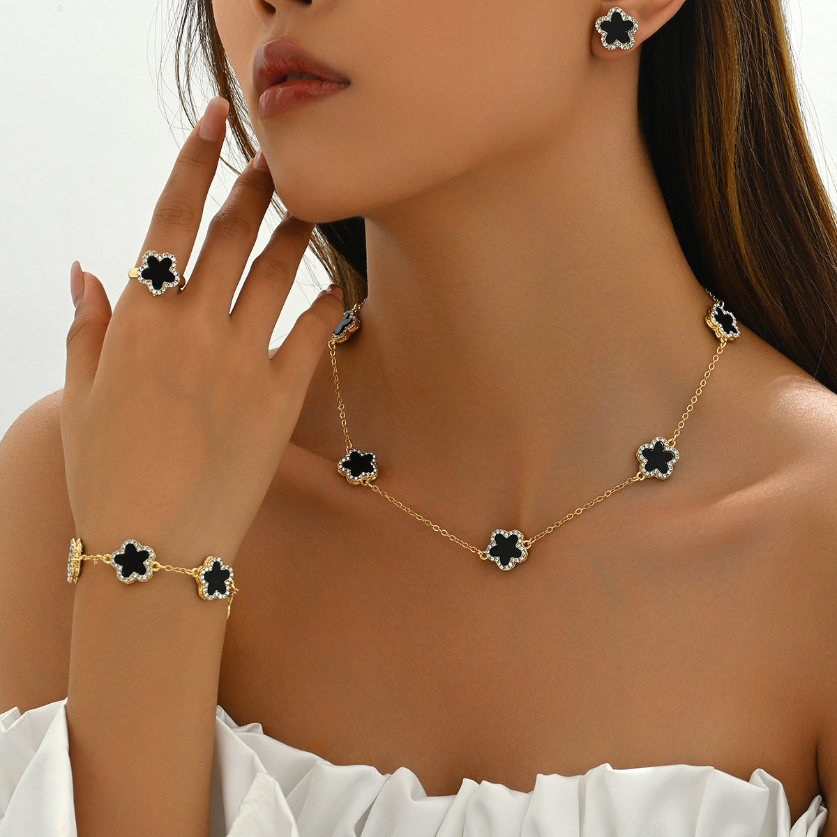 Set bracciale in lega con design floreale, collana, orecchini e anello impreziositi da strass per donna