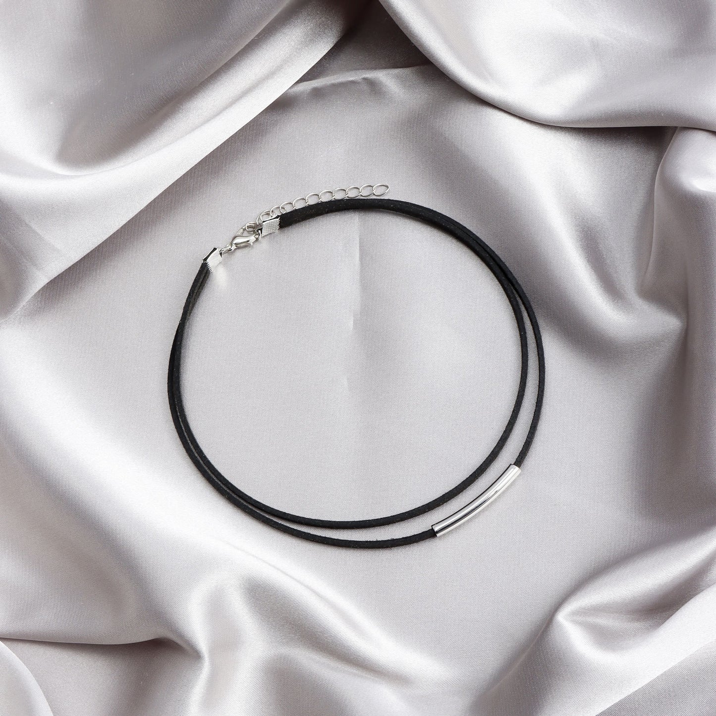 Collar minimalista geométrico de tubo doblado con cordón de terciopelo negro para mujer Gargantilla de doble capa con acabado chapado