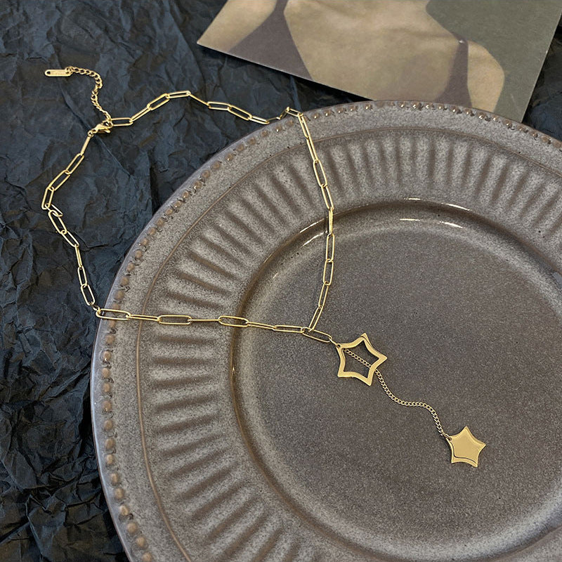 Collar minimalista con colgante de estrella hueca de cinco puntas con flecos en acero titanio con baño para mujer