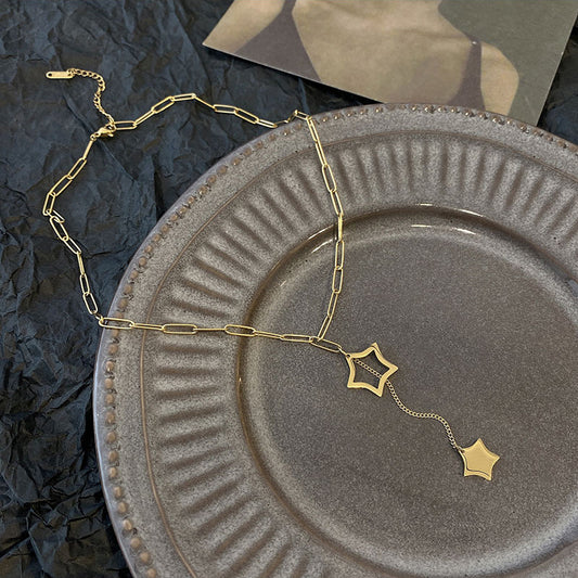 Collana Pendente Minimalista a Frange con Stella a Cinque Punte Vuota in Acciaio al Titanio Placcato per Donna