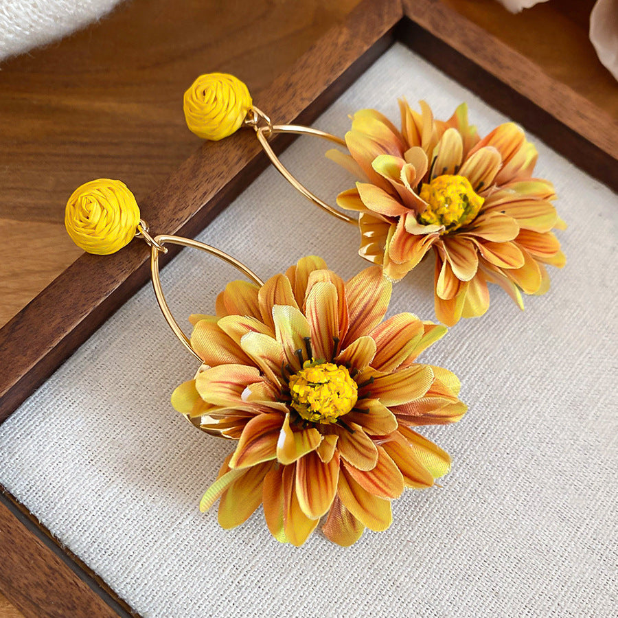 Pendientes de botón florales de tela hechos a mano para mujer con postes de acero, joyería elegante y minimalista