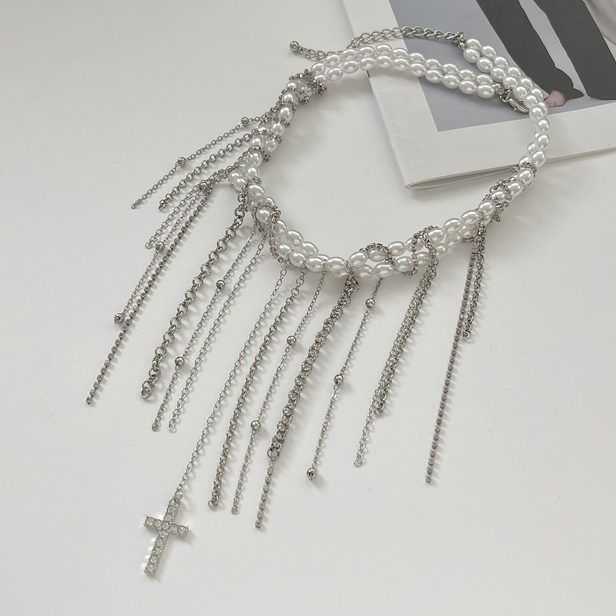 Collana pendente a cuore e croce personalizzata con nappe su catena di perline fatta a mano per donne, perle d'imitazione e lega, finitura placcata