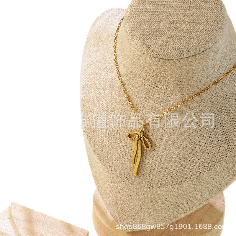 Conjunto de joyas de acero inoxidable con baño de oro minimalista con colgante de corazón floral y lazo en cadena para mujer