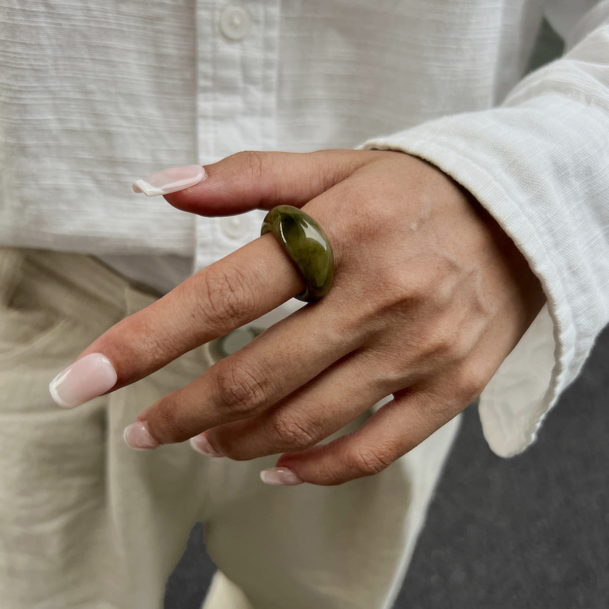 Anello da donna in resina geometrico minimalista con effetto marmorizzato e finitura epossidica lucida
