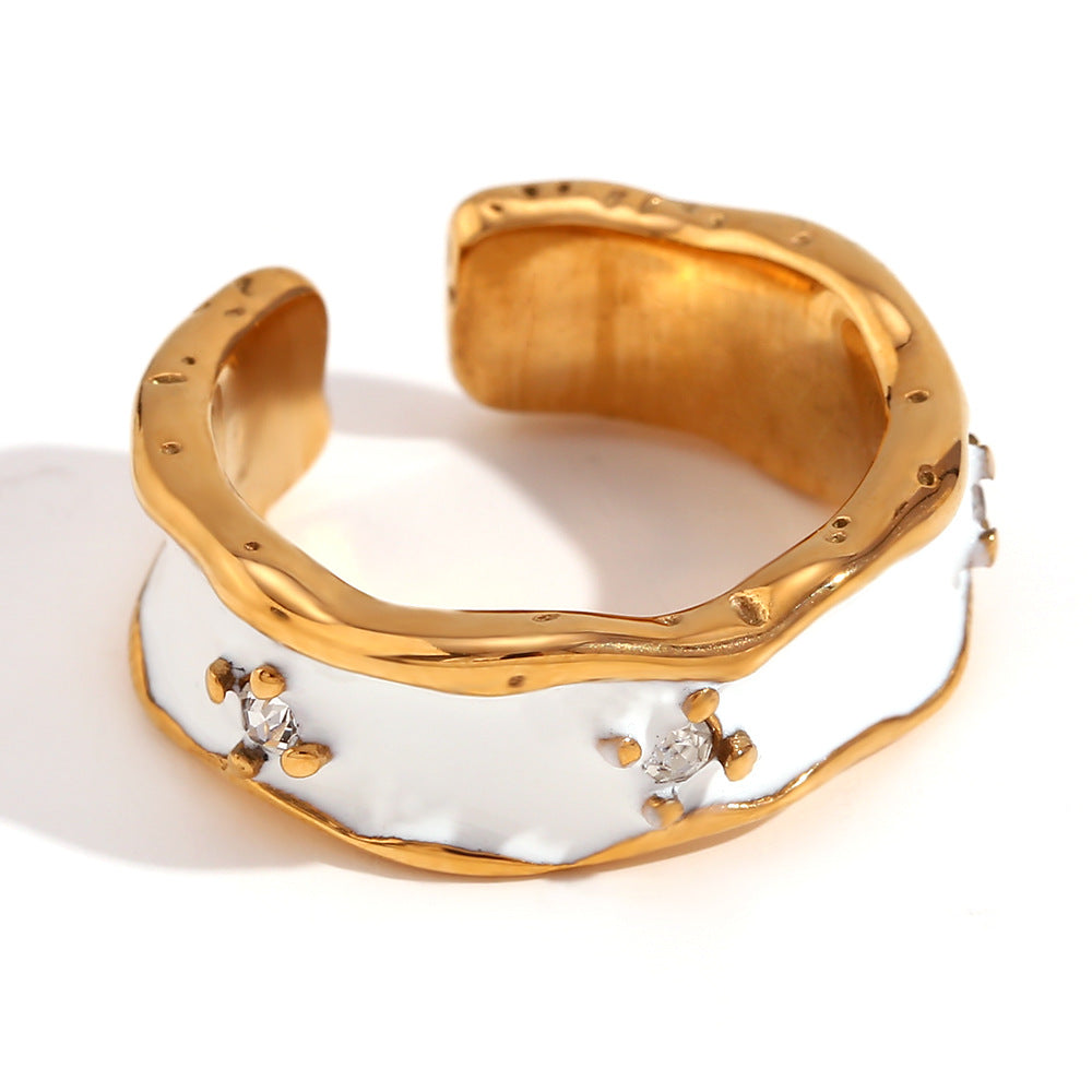 Anillo Minimalista Geométrico de Acero Inoxidable con Baño de Oro de 18K y Diseño Irregular con Micro Pavé para Mujer