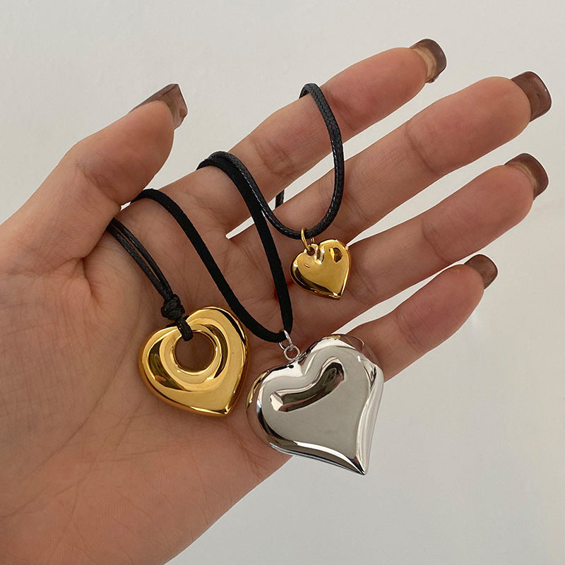 Elegante collana con ciondolo a forma di cuore in acciaio inossidabile con finitura placcata per donna, catena clavicolare minimalista