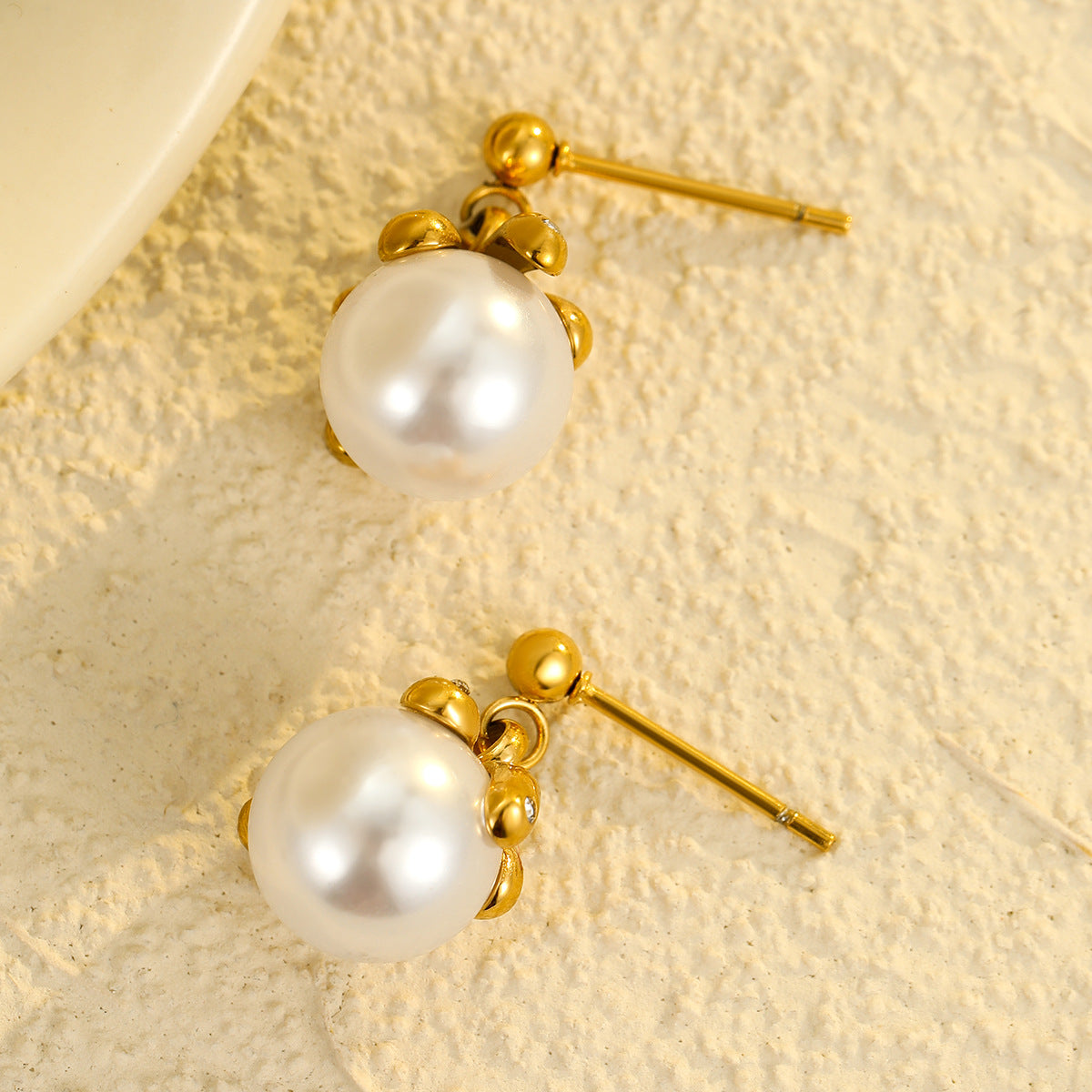 Vintage Style Petal-Shaped Titanium Steel Gold-Plated Pendant Necklace for Women with Zircon and Pearl Inlay