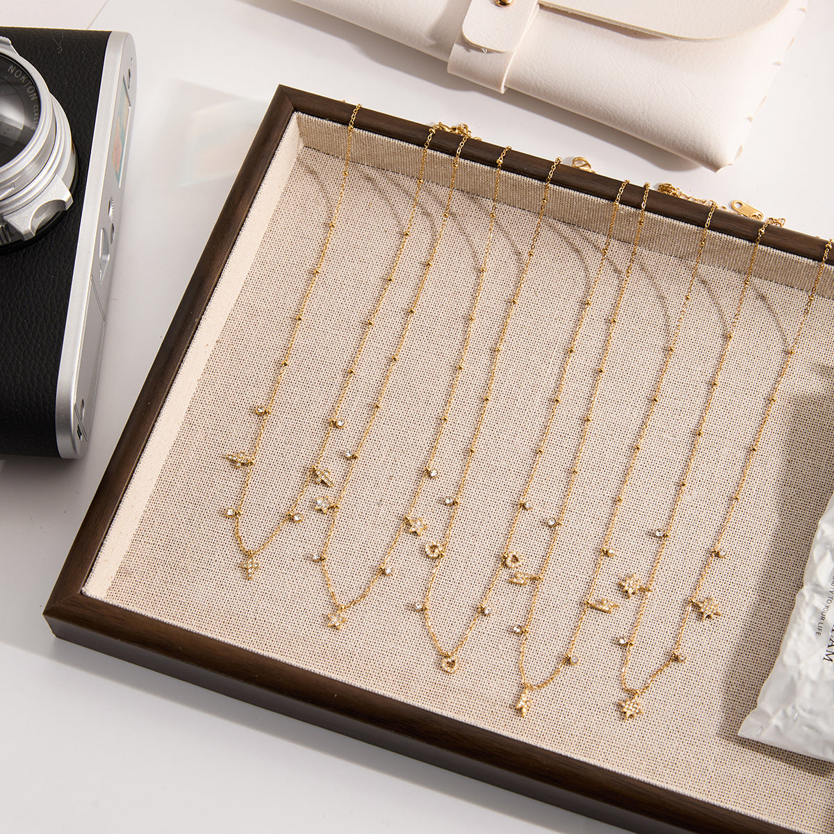 Collana Minimalista in Acciaio al Titanio a Forma di Cuore e Stella da Donna con Intarsio di Strass e Finitura Placcata