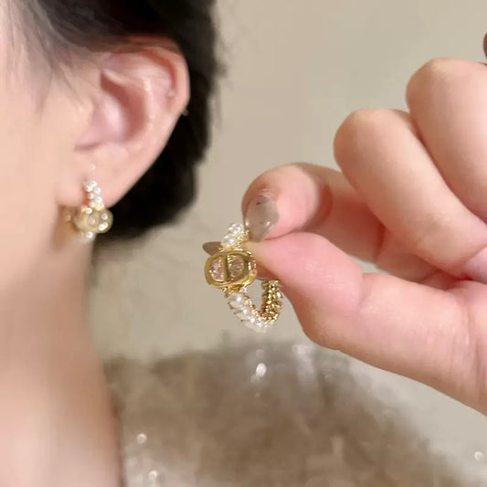 Orecchini a perno geometrici minimalisti con perle, perni in acciaio al titanio e dettagli in strass