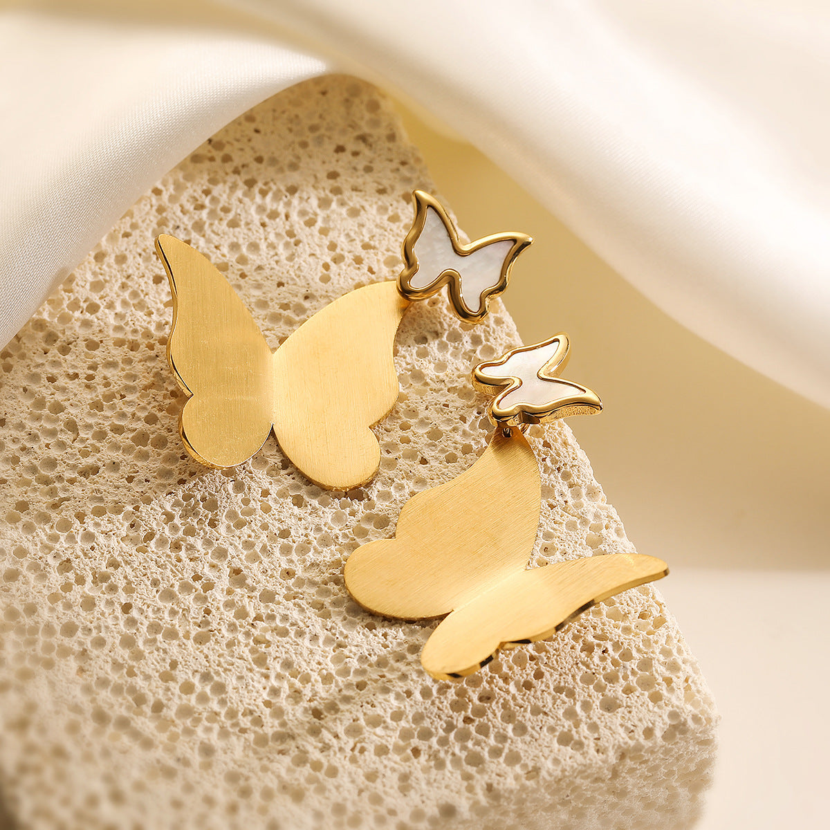 Orecchini minimalisti in acciaio inossidabile a forma di farfalla per donna con placcatura in oro 18 carati