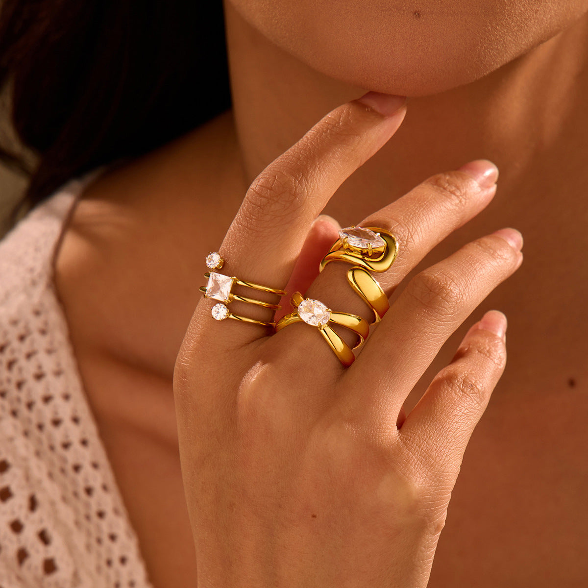Anello da Donna Minimalista Geometrico in Acciaio al Titanio Placcato Oro 18K con Intarsio di Zirconi