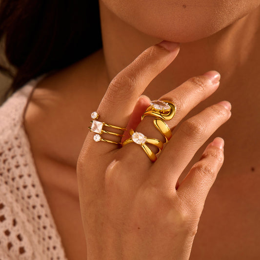 Anello da Donna Minimalista Geometrico in Acciaio al Titanio Placcato Oro 18K con Intarsio di Zirconi