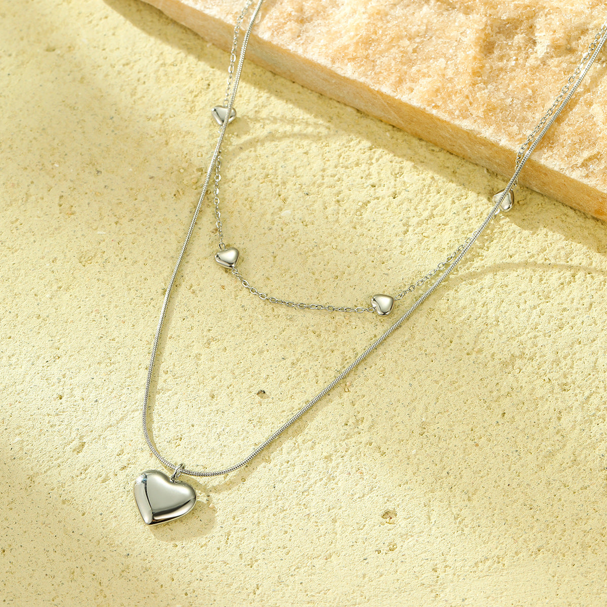Collana alla moda da donna con ciondolo a cuore a doppio strato in acciaio al titanio con finitura placcata