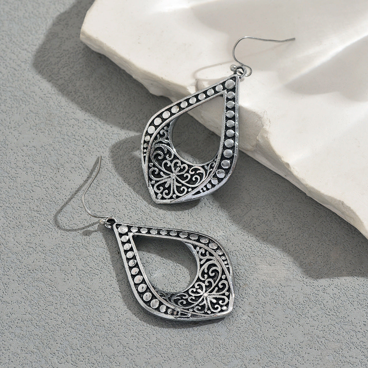Orecchini geometrici vintage a traforo da donna in lega di zinco con finitura galvanica, perni in acciaio inossidabile
