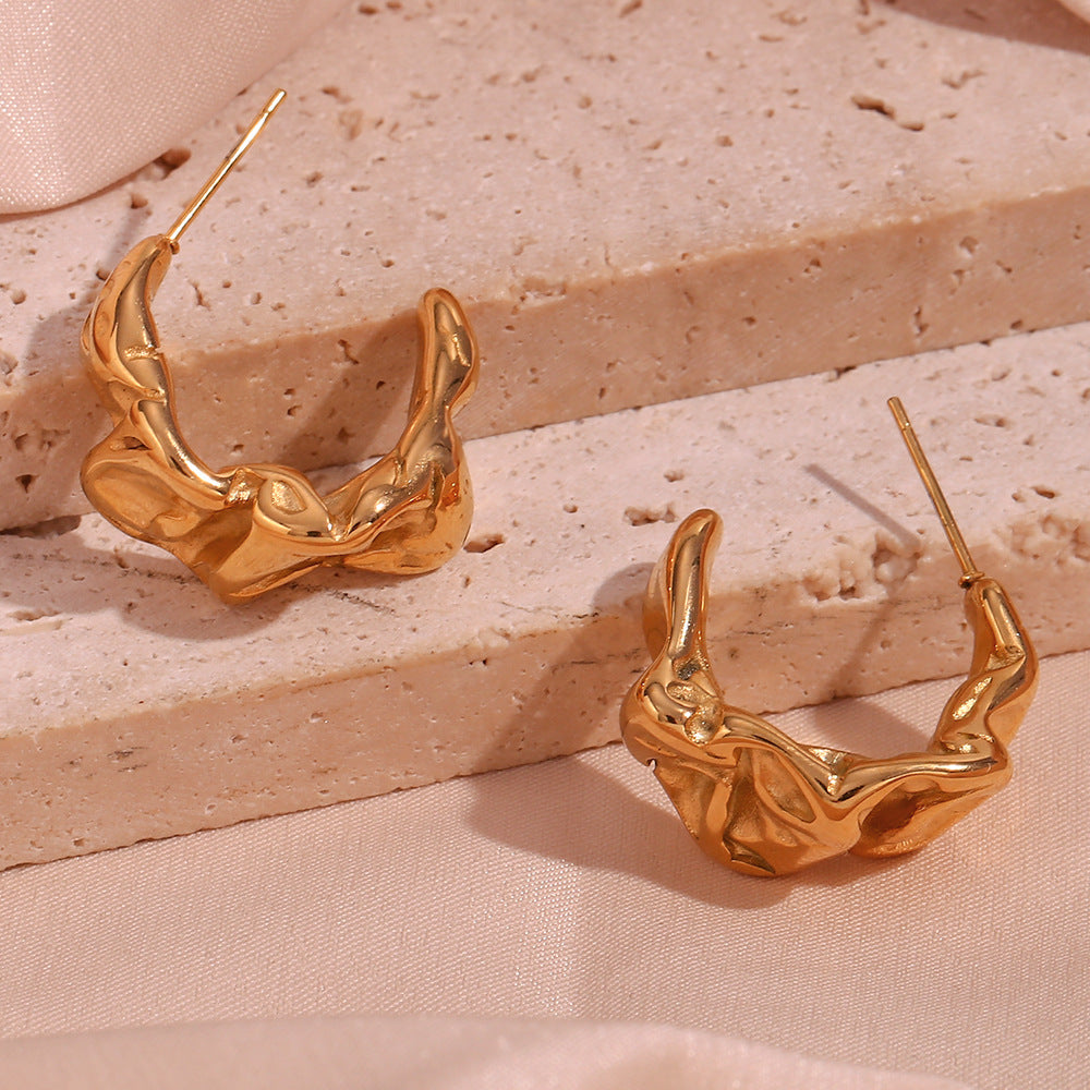 Orecchini da donna in acciaio inossidabile a forma di luna in stile francese minimalista con placcatura in oro 18 carati e design a pieghe irregolari testurizzate