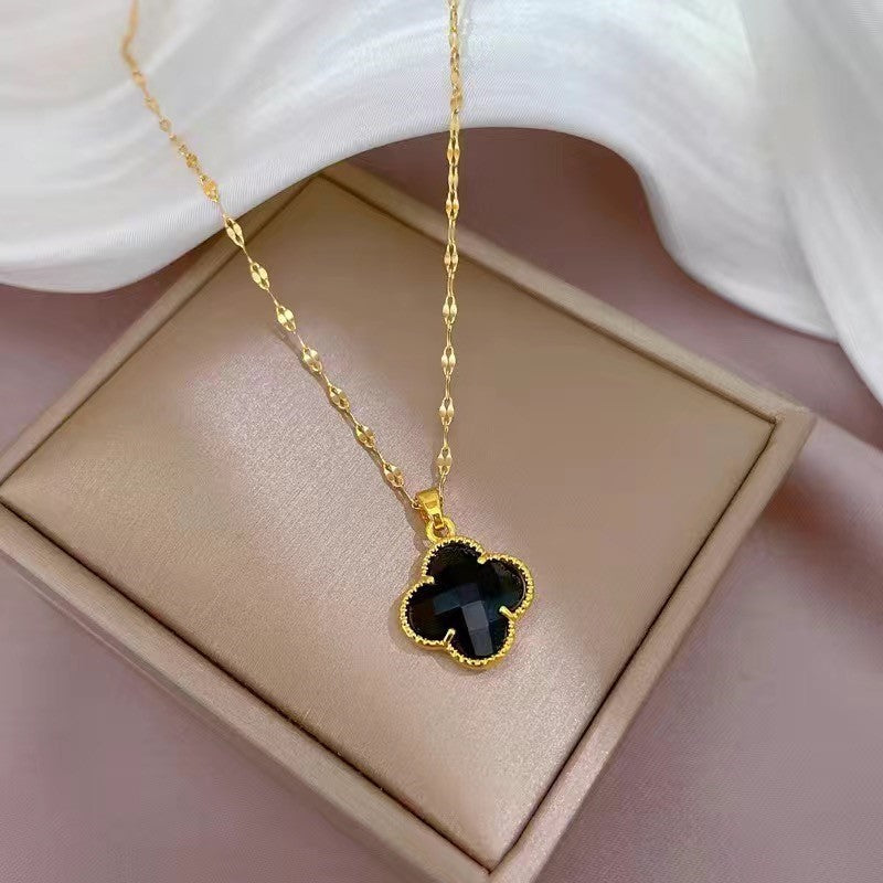 Collana con Ciondolo Trifoglio Floreale Minimalista in Acciaio al Titanio con Finitura Placcata per Uomo e Donna