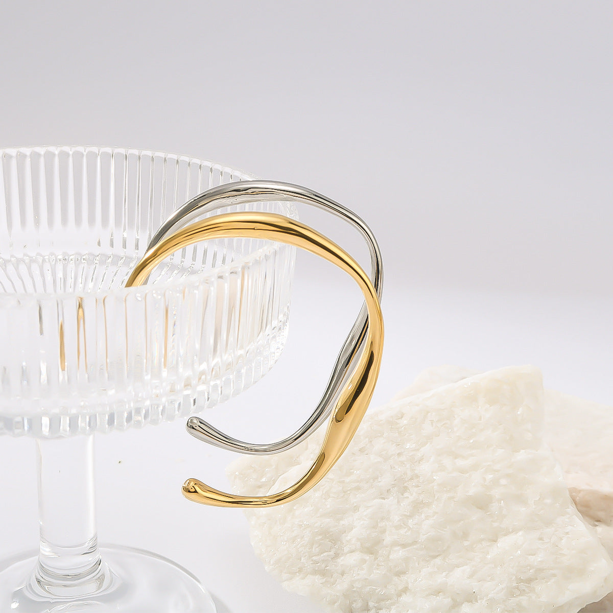 Bracciale da donna in acciaio al titanio a forma di C geometrica asimmetrica con placcatura in oro sottovuoto