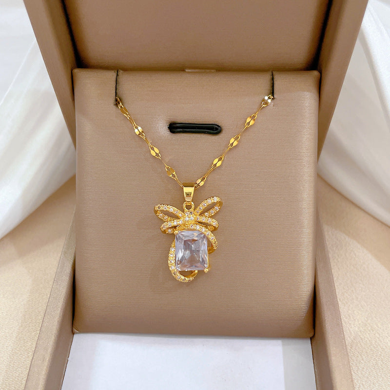 Collana Minimalista con Catena a Labbra in Acciaio al Titanio con Pendente in Rame e Intarsio di Strass