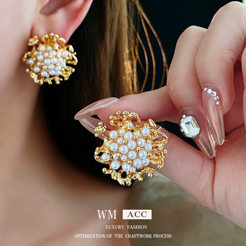 Pendientes de aleación floral vintage con postes de acero bañados en plata y detalles de perlas para mujer