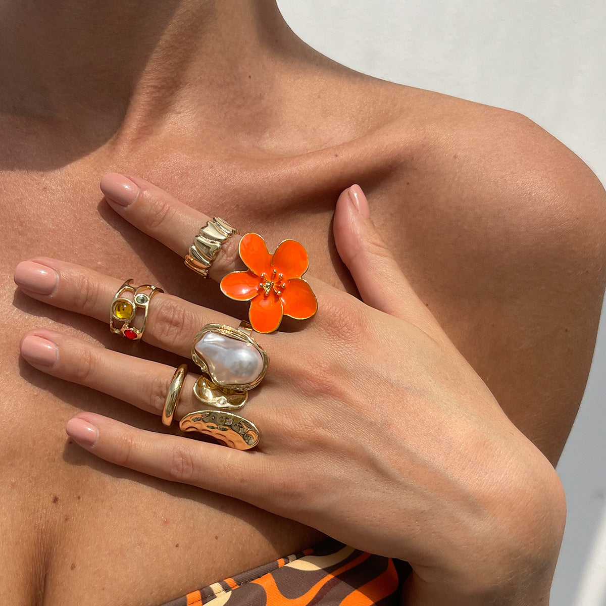 Set di anelli in lega a fiori geometrici minimalisti per donna con dettaglio fiore in smalto e accento a goccia di perla