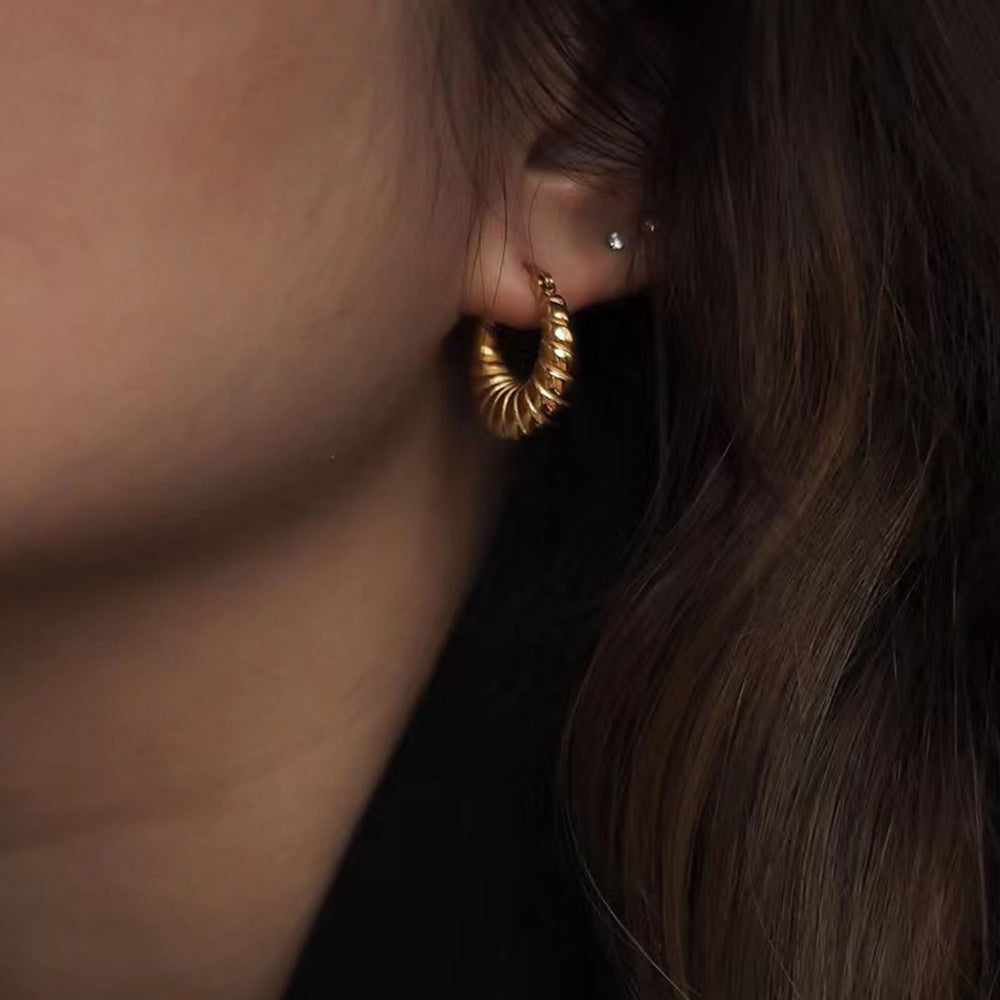 Pendientes de aro de acero inoxidable chapados en oro de 18 quilates con diseño geométrico minimalista para mujer