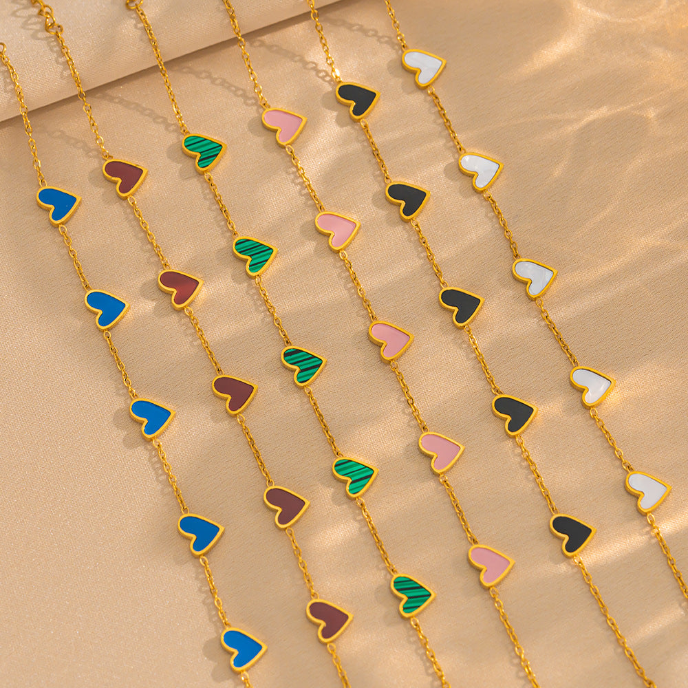 Pulsera minimalista de lujo ligero con forma de corazón de acero de titanio con PVD y oro blanco de 18 quilates y nácar para mujer