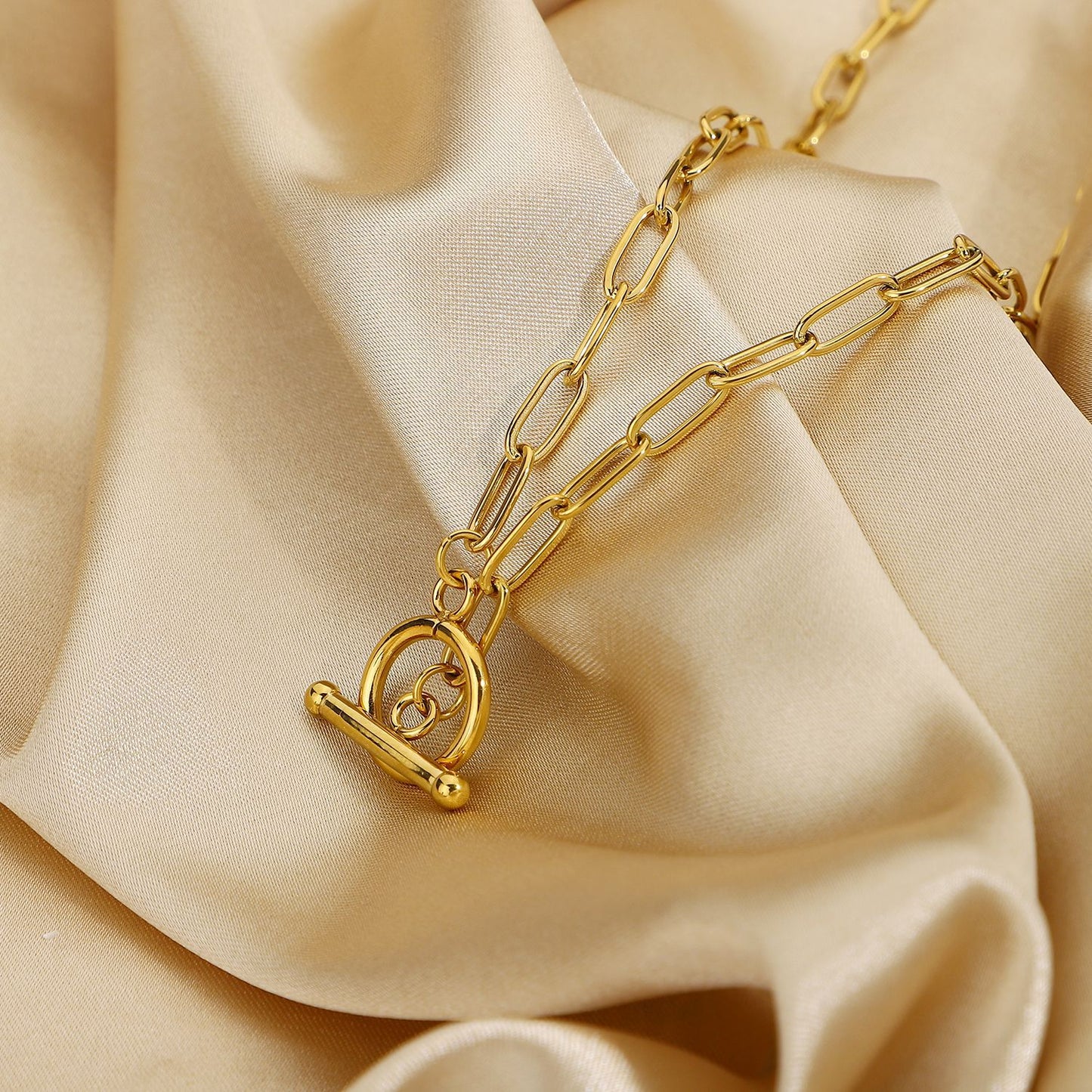 Collar con colgante rectangular minimalista de acero inoxidable con baño de oro para mujer