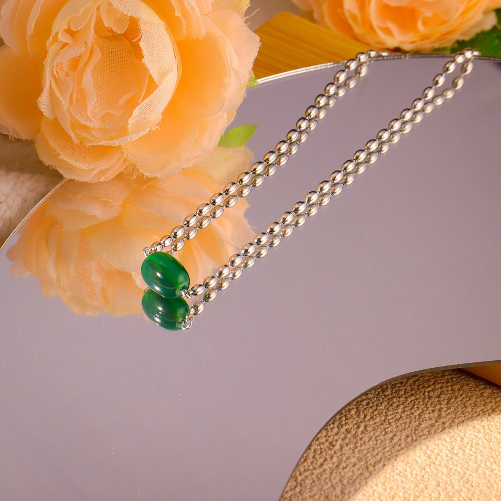 Collana da donna minimalista geometrica con perline verdi in acciaio al titanio con finitura placcata