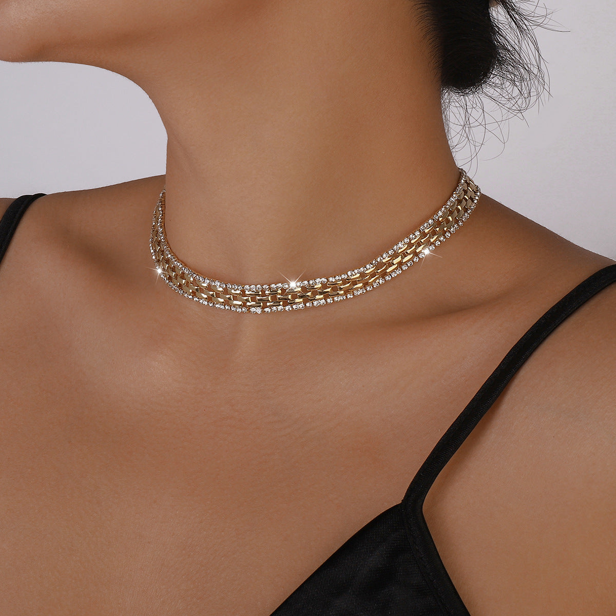 Collar de aleación geométrica vintage con colgante, detalles de pedrería y acabado chapado para mujer