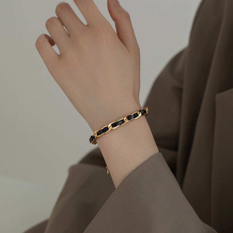 Pulsera minimalista geométrica de titanio y acero para mujer con acabado chapado, diseño moderno y versátil