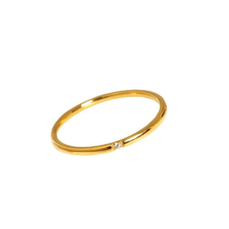 Anello Minimalista Geometrico da Donna in Acciaio al Titanio con Intarsi di Strass, Finitura Placcata, Grazioso, Impilabile, alla Moda