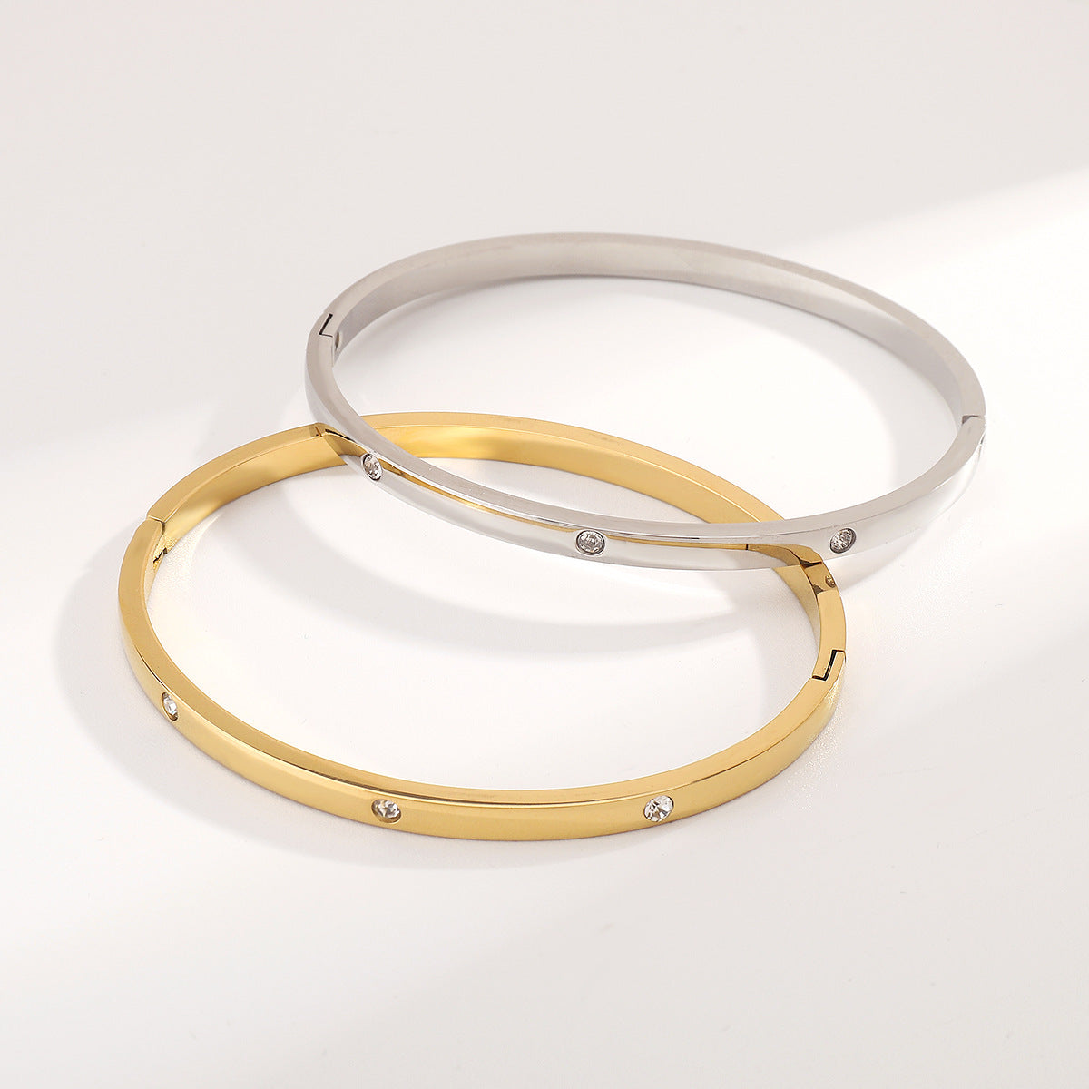 Pulsera de Acero Inoxidable Geométrica Minimalista con Incrustaciones de Circonita y Cierre de Resorte