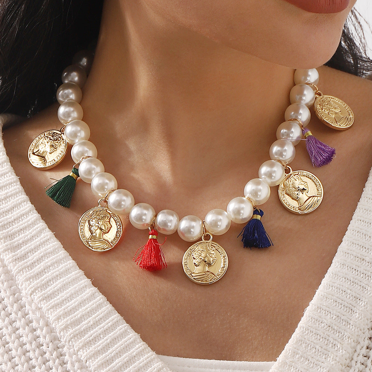 Collana Pendente Geometrica Minimalista da Donna con Rilievo Cammeo in Lega, Perle Sintetiche, Nappe Decorative e Catena a Serpente Placcata Oro